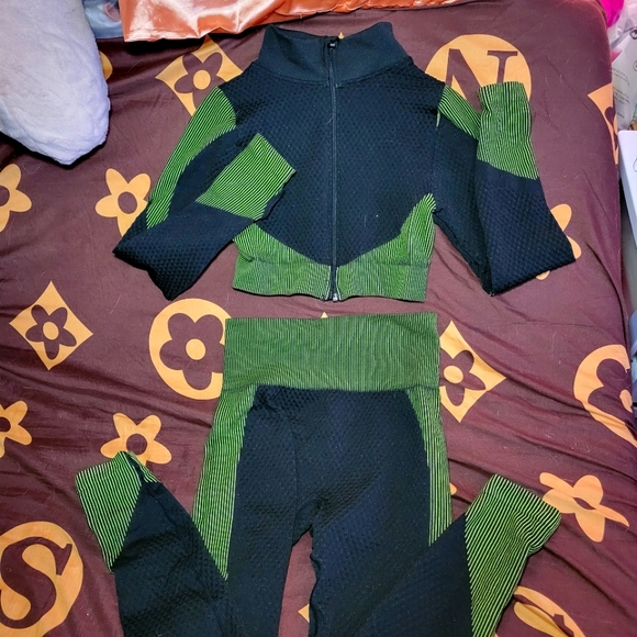 WORK OUT SET - Picture 3 of 3